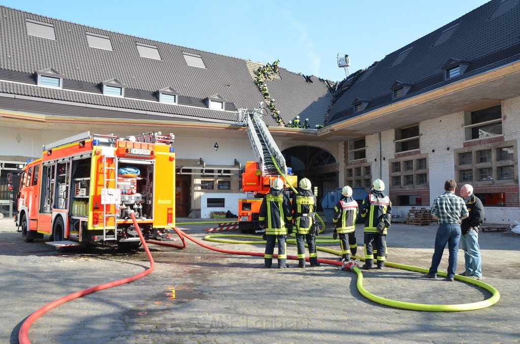 Feuer 3 Dachstuhlbrand Koeln Rath Heumar Gut Maarhausen Eilerstr P387.JPG